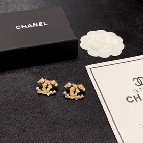 Новая модель Chanel Camellia с бриллиантами жемчужными серьгами. 