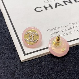 Chanel Chanel с двойной буквой C и светло-розовыми серьгами-гвоз