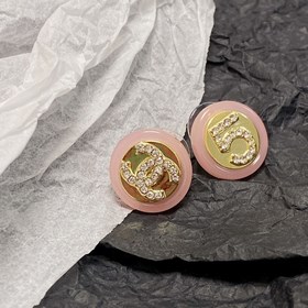 Chanel Chanel с двойной буквой C и светло-розовыми серьгами-гвоз