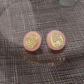Chanel Chanel с двойной буквой C и светло-розовыми серьгами-гвоз