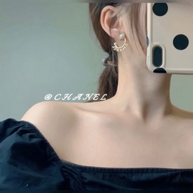 Chanel Серьги с буквамиз жемчуга и заклепками】Серия «Женский замо