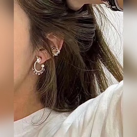 Chanel Серьги с буквамиз жемчуга и заклепками】Серия «Женский замо