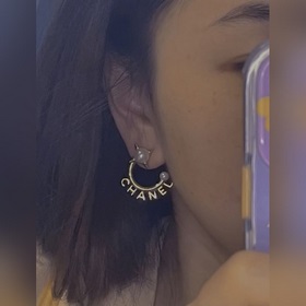 Chanel Серьги с буквамиз жемчуга и заклепками】Серия «Женский замо