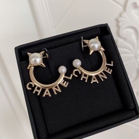 Chanel Серьги с буквамиз жемчуга и заклепками】Серия «Женский замо