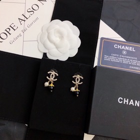 Модель CHANEL с двойной буквой C. Элегантные изящные серьги-гвозд