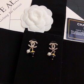 Модель CHANEL с двойной буквой C. Элегантные изящные серьги-гвозд