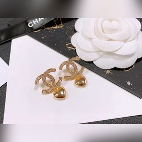 Chanel подержанные серьги-гвоздики с буквами. Модели Chanel не ну