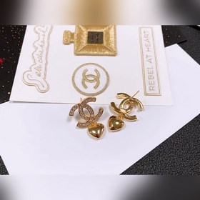 Chanel подержанные серьги-гвоздики с буквами. Модели Chanel не ну