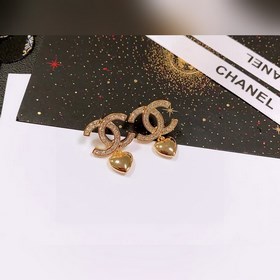 Chanel подержанные серьги-гвоздики с буквами. Модели Chanel не ну
