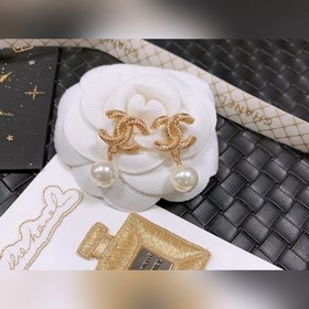 Chanel подержанные серьги с буквами. Модели Chanel не нуждаются в