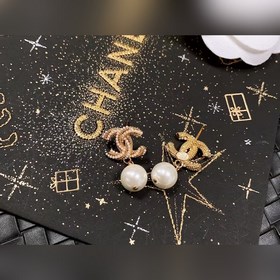 Chanel подержанные серьги с буквами. Модели Chanel не нуждаются в
