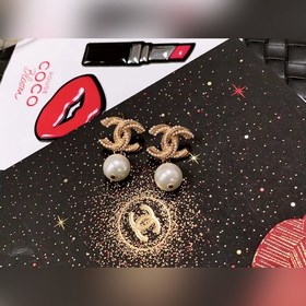 Chanel подержанные серьги с буквами. Модели Chanel не нуждаются в