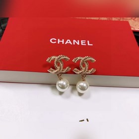 Chanel подержанные серьги с буквами. Модели Chanel не нуждаются в
