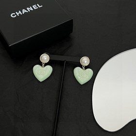 Chanel подержанные серьги. Модели Chanel не нуждаются в представл