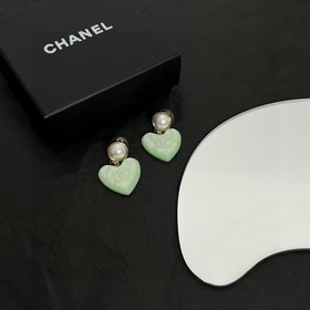 Chanel подержанные серьги. Модели Chanel не нуждаются в представл