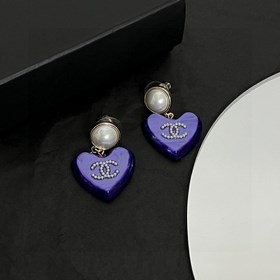 Chanel подержанные серьги. Модели Chanel не нуждаются в представл