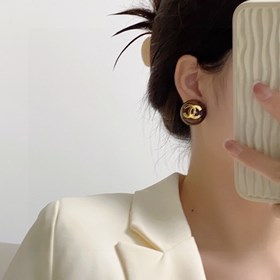 Маленькие серьги Chanel в коричневом цвете. Все модные блогеры в 