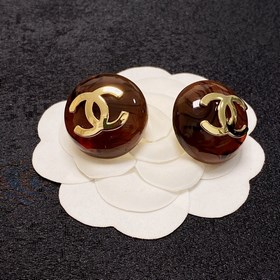Маленькие серьги Chanel в коричневом цвете. Все модные блогеры в 