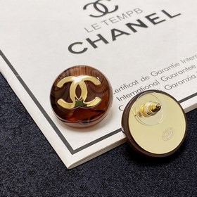 Маленькие серьги Chanel в коричневом цвете. Все модные блогеры в 
