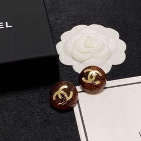 Маленькие серьги Chanel в коричневом цвете. Все модные блогеры в 