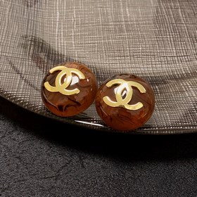 Маленькие серьги Chanel в коричневом цвете. Все модные блогеры в 
