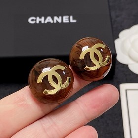 Маленькие серьги Chanel в коричневом цвете. Все модные блогеры в 