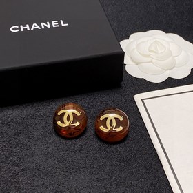 Маленькие серьги Chanel в коричневом цвете. Все модные блогеры в 