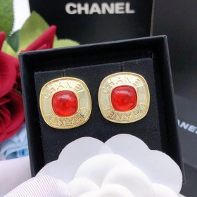 Номер XED0227 CHANEL Оригинальные новые серьги-гвоздики в форме м