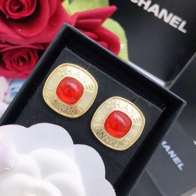 Номер XED0227 CHANEL Оригинальные новые серьги-гвоздики в форме м