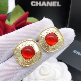 Номер XED0227 CHANEL Оригинальные новые серьги-гвоздики в форме м