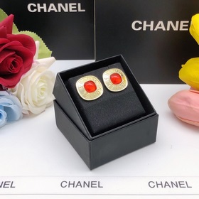 Номер XED0227 CHANEL Оригинальные новые серьги-гвоздики в форме м