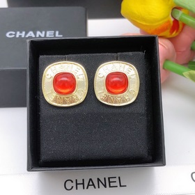 Номер XED0227 CHANEL Оригинальные новые серьги-гвоздики в форме м