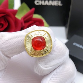 Номер XED0227 CHANEL Оригинальные новые серьги-гвоздики в форме м