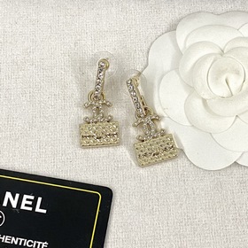 Код E2332 02140 825 Популярные серьги Chanel. Новинка. Одинаковые