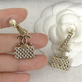 Код E2332 02140 825 Популярные серьги Chanel. Новинка. Одинаковые