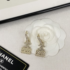 Код E2332 02140 825 Популярные серьги Chanel. Новинка. Одинаковые