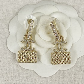 Код E2332 02140 825 Популярные серьги Chanel. Новинка. Одинаковые