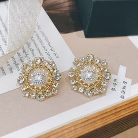 Серьги Chanel с жемчужинами стразами в форме подсолнуха. Очень кр