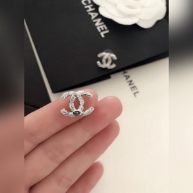 Серебряные серьги Chanel с узором «коса» и бриллиантами. Материал