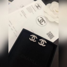 Серебряные серьги Chanel с узором «коса» и бриллиантами. Материал