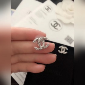 Серебряные серьги Chanel с узором «коса» и бриллиантами. Материал