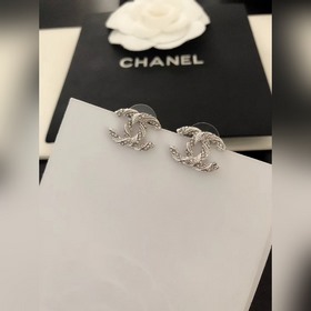 Серебряные серьги Chanel с узором «коса» и бриллиантами. Материал