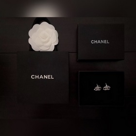 Серебряные серьги Chanel с узором «коса» и бриллиантами. Материал