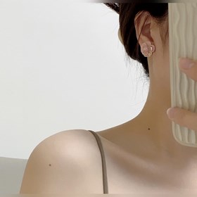 Новая модель Chanel 2023 г. Розовые серьги-гвоздики с камелиями б
