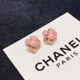 Новая модель Chanel 2023 г. Розовые серьги-гвоздики с камелиями б