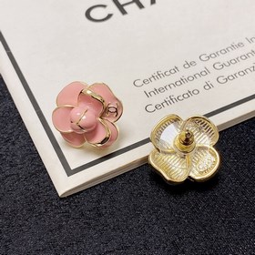 Новая модель Chanel 2023 г. Розовые серьги-гвоздики с камелиями б