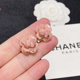 Новая модель Chanel 2023 г. Розовые серьги-гвоздики с камелиями б