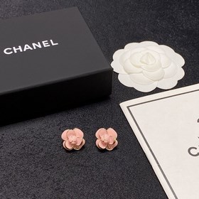 Новая модель Chanel 2023 г. Розовые серьги-гвоздики с камелиями б