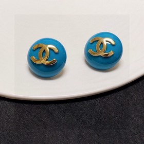 Маленькие серьги Chanel в стиле «маленький аромат» — все модницы