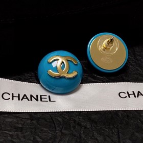 Маленькие серьги Chanel в стиле «маленький аромат» — все модницы 